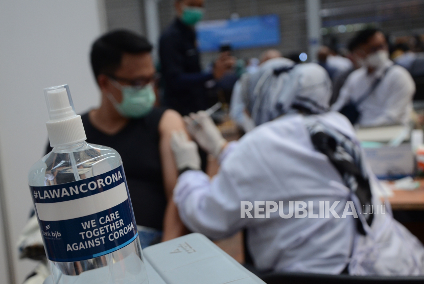 Vaksinasi massal yang diikuti oleh pegawai bank di GOR Kantor Pusat Bank BJB, Jalan Naripan, Kota Bandung, Selasa (23/3). Industri padat karya jadi prioritas pemerintah dalam pelaksanaan vaksinasi gotong royong. 