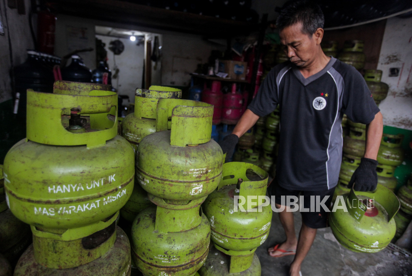 Pekerja merapikan tabung gas LPG 3 kg di Jakarta, Rabu (3/1/2024). Mulai 1 Januari 2024, Pemerintah mewajibkan pendaftaran bagi konsumen yang akan membeli Liquefied Petroleum Gas (LPG) subsidi tabung 3 kilogram (kg) dengan menunjukkan KTP atau kartu keluarga (KK) di penyalur atau pangkalan resmi Pertamina agar pendataan pemberian subsidi tepat sasaran.