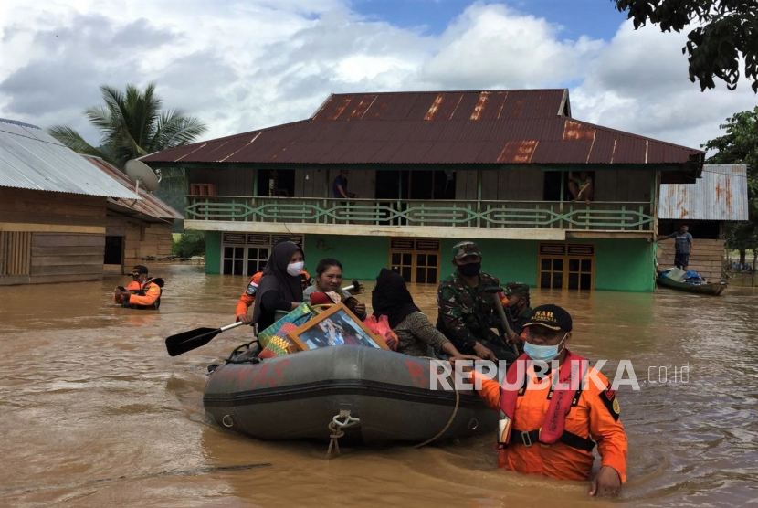 Personel Basarnas Kendari dan TNI Angkatan Darat Kodim 1417 Kendari mengevakuasi warga yang terjebak banjir di rumahnya di Desa Puwanggudu, Kecamatan Asera, Konawe Utara, Sulawesi Tenggara, Minggu (21/6/2020). Pemerintah setempat telah menetapkan status tanggap darurat bencana banjir terhitung sejak 17 sampai 30 Juni 2020