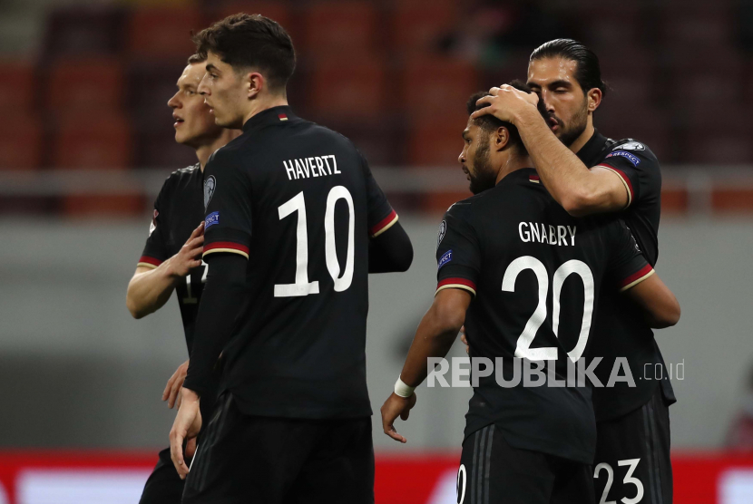 Serge Gnabry dari Jerman merayakan dengan rekan satu timnya setelah mencetak keunggulan 0-1 selama pertandingan sepak bola kualifikasi Piala Dunia 2022 antara Rumania dan Jerman di Bucharest, Rumania, 28 Maret 2021.