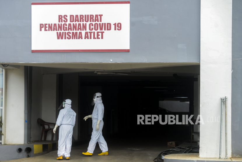 Tenaga Medis beraktivitas di Wisma Atlet Kemayoran yang difungsikan sebagai rumah sakit darurat di Jakarta
