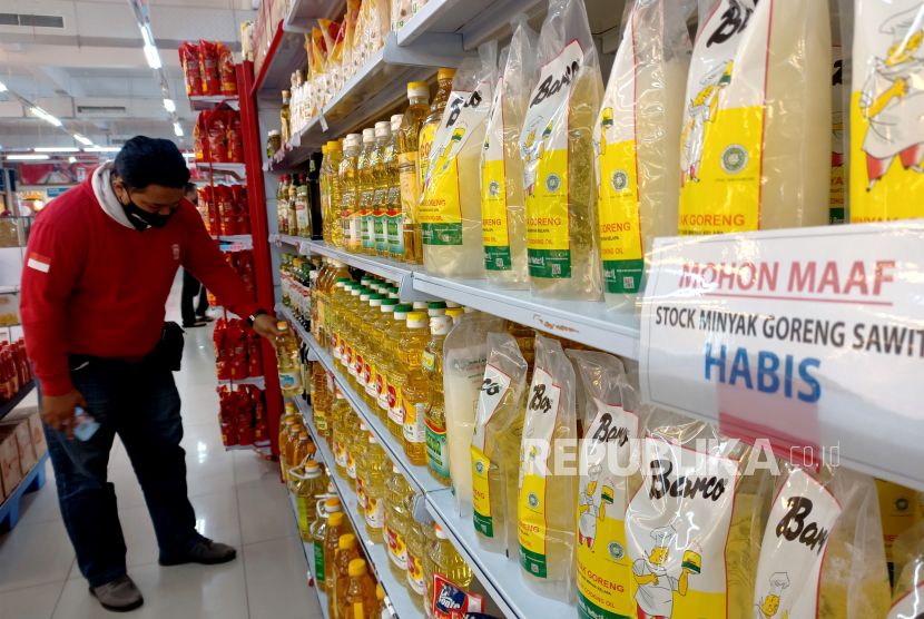 Warga memilih minyak goreng kemasan premium dan produk impor akibat habisnya persediaan minyak goreng sawit di salah satu pusat perbelanjaan di Banda Aceh, Aceh. Menteri Perdagangan Muhammad Luthfi sedang selidiki dugaan minyak sawit merembes ke industri yang tidak berhak