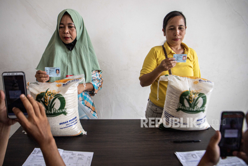 Petugas merekam data warga dari Keluarga Penerima Manfaat (KPM) saat penyaluran bantuan cadangan beras pemerintah. (Ilustrasi)