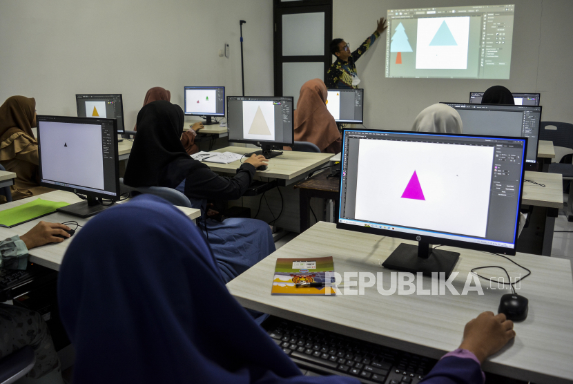 Sejumlah santri mengikuti praktik pelajaran desain grafis di Pondok Pesantren Al-Karimiyah, Depok, Jawa Barat, Kamis (3/11/2022). Pemerintah menciptakan program Santri Digitalpreneur sebagai upaya mengoptimalkan sektor industri kreatif dan ekonomi syariah melalui santri yang cakap digitalisasi. 
