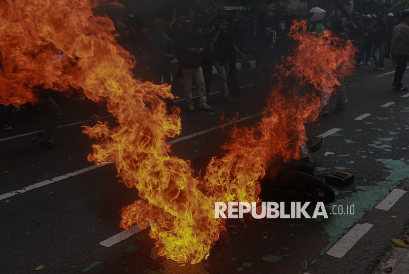 Kendaraan motor dibakar massa saat menggelar aksi demonstrasi di Gedung DPR, Komplek Senayan, Jakarta Pusat, Senin (25/8/2025).