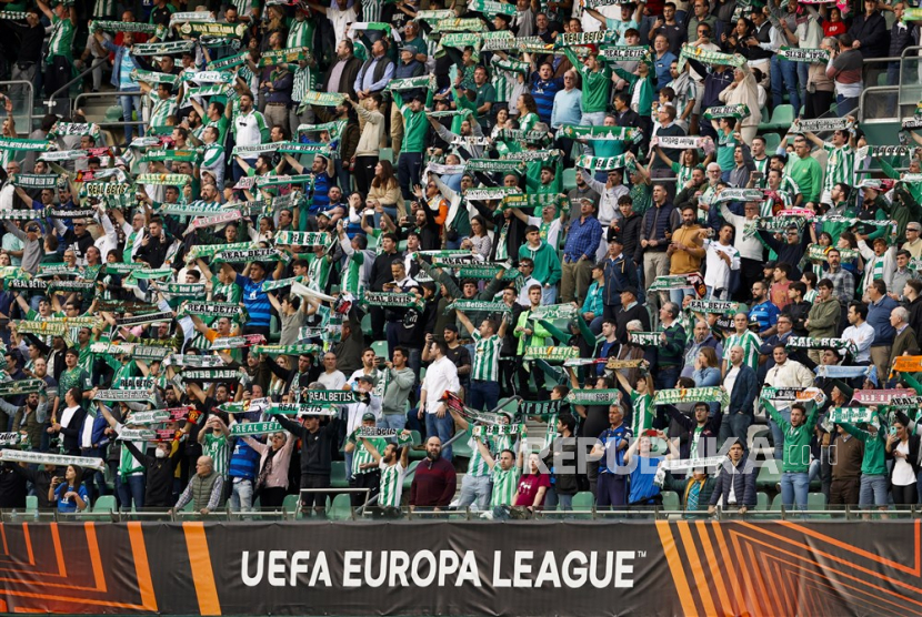 Betis supporters cheer ahead of the UEFA Europa League round of 16 second leg soccer match between Real Betis and Manchester United, in Seville, southern Spain, 16 March 2023.  
