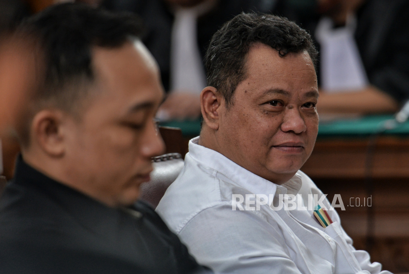 Terdakwa Ricky Rizal (kiri) dan Kuat Maruf (kanan) bersiap menjalani sidang lanjutan di Pengadilan Negeri Jakarta Selatan, Jakarta, Senin (2/1/2023). Sidang tersebut beragendakan pemeriksaan keterangan saksi meringankan terhadap terdakwa kasus dugaan pembunuhan berencana Brigadir Nofriansyah Yosua Hutabarat alias Brigadir J. Dalam sidang tersebut Tim penasehat hukum Kuat Maruf menghadirkan Arif Setiawan sebagai saksi ahli pidana dan tim penasehat hukum Ricky Rizal menghadirkan saksi ahli digital forensik. Republika/Thoudy Badai