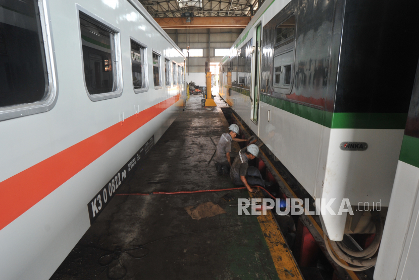 Petugas PT Inka melakukan perawatan kereta api bandara. Kereta Api Bandara Internasional Soekarno-Hatta kembali beroperasi pada 1 Juli. 