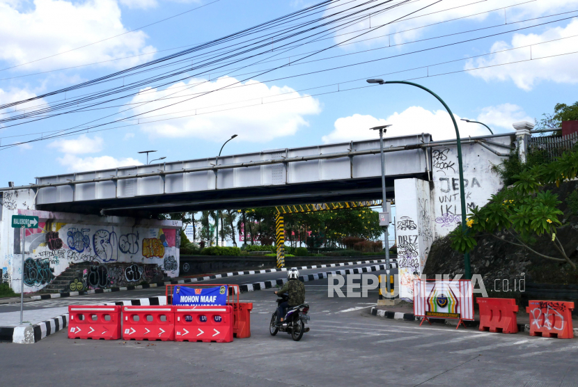 Kendaraan melintas menuju arah Malioboro, Yogyakarta, Rabu (21/7). Barikade akses masuk menuju dibuka pada hari pertama perpanjangan PPKM Darurat.