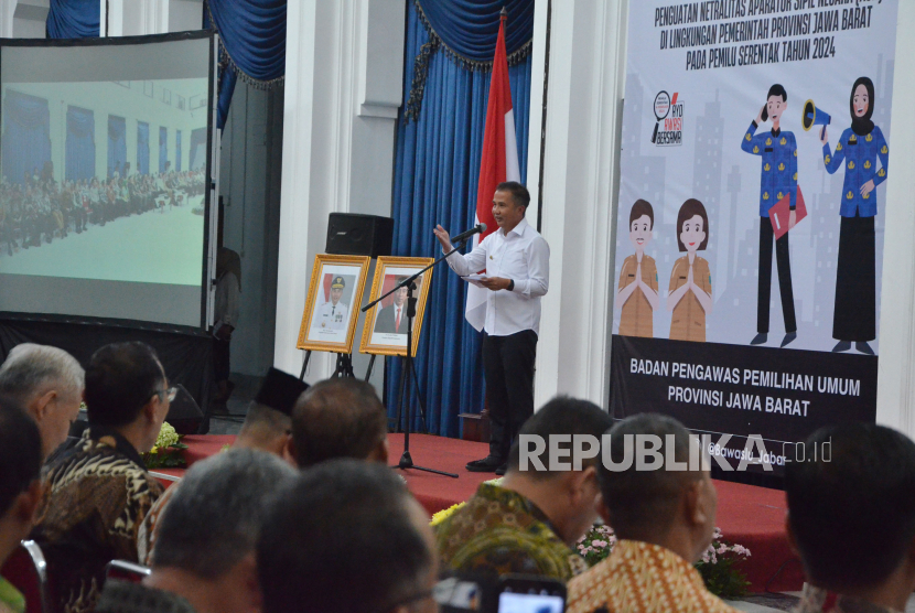 Pj Gubernur Jawa Barat Bey Machmudin menyampaikan sambutan saat Sosialisasi Penguatan Netralitas Aparatur Sipil Negara (ASN) pada Pemilu Serentak Tahun 2024 