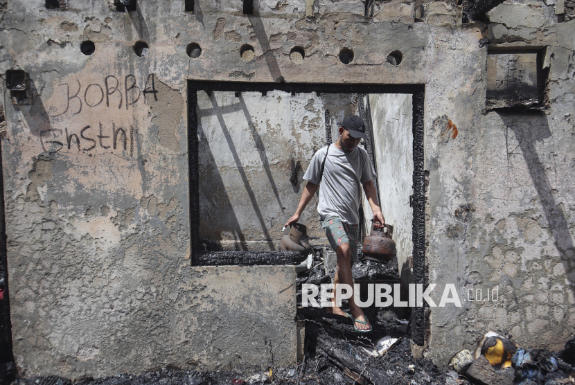 Korban Kebakaran Benhil Kumpulkan Barang yang Tersisa dari Reruntuhan Rumahnya