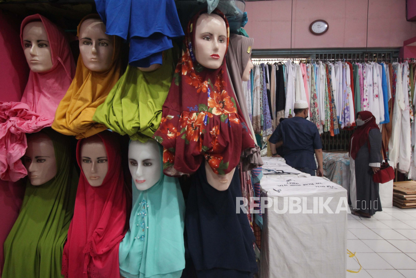 Pembeli memilih mukena di pusat penjualan busana muslim di Pasar Bong, Surabaya, Jawa Timur, Rabu (28/4/2021). Pasar Bong akan menjadi wisata night shopping atau belanja malam. Ilustrasi.