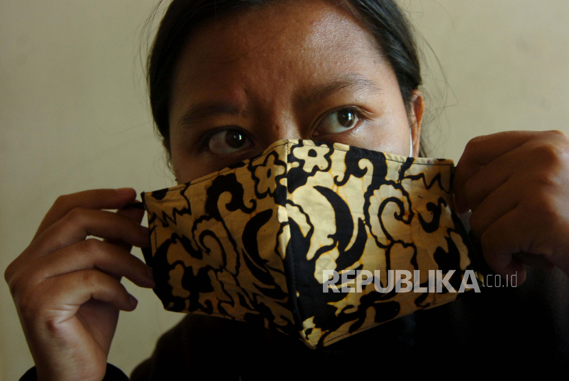 Dinas Koperasi, Usaha Kecil Menengah dan Perindustrian Kabupaten Bantul, Daerah Istimewa Yogyakarta, memberdayakan ratusan pelaku UKM daerah ini untuk memproduksi puluhan ribu masker batik. 