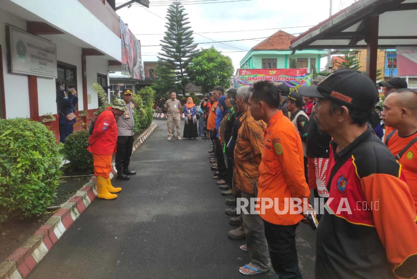 Sejumlah personel dan relawan diterjunkan untuk mencari anak hilang di aliran selokan wilayah Singosari, Kabupaten Malang, Jawa Timur (Jatim), Kamis (26/1/2023).