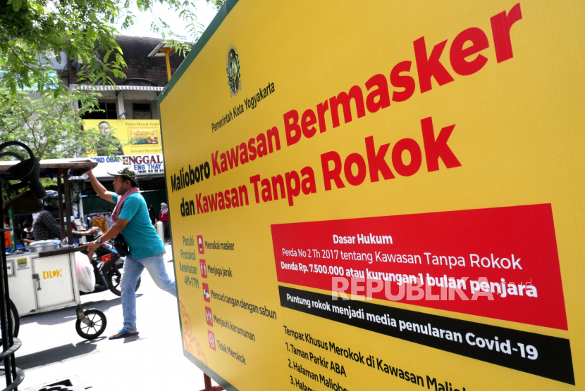 Baliho tanda larangan rokok dan wajib masker dipasang di jalur pedestrian Malioboro, Yogyakarta. Untuk membantu mencegah penyebaran Covid-19 di Malioboro, kini selain wajib masker juga menjadi kawasan tanpa rokok. Ada beberapa titik yang dijadikan sebagai kawasan khusus untuk merokok. Selain itu, ini juga untuk menambah kenyamanan pengunjung ikon wisata Jogja ini.