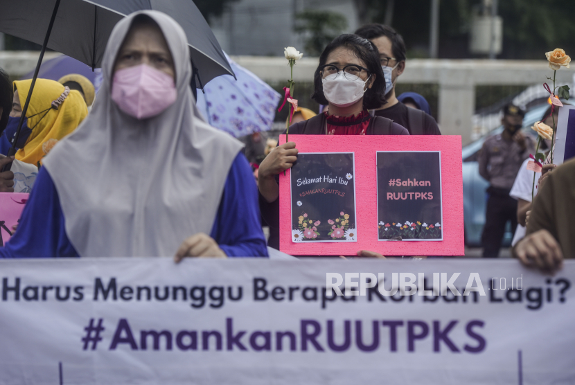 Sejumlah massa aksi yang tergabung dalam Jaringan Pembela Hak Perempuan Korban Kekerasan Seksual melakukan unjuk rasa di depan Gedung DPR, Jakarta, Rabu (22/12). Menurut survei SMRC, mayoritas masyarakat mendukung RUU TPKS.