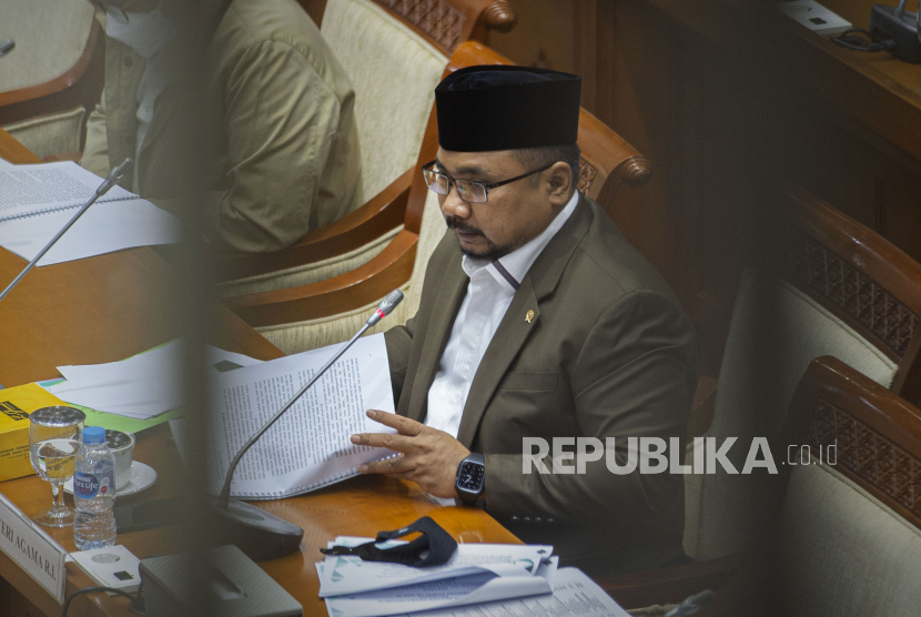 Menteri Agama Yaqut Cholil Qoumas menyampaikan paparan saat rapat kerja dengan Komisi VIII DPR di kompleks Parlemen, Senayan, Jakarta, Senin (18/1/2021). Selain mengevaluasi pelaksanaan APBN tahun anggaran 2020, rapat tersebut juga membahas isu-isu aktual, salah satunya dalam penyelenggaraan haji dan umroh pada 2021 di tengah pandemi COVID-19. 