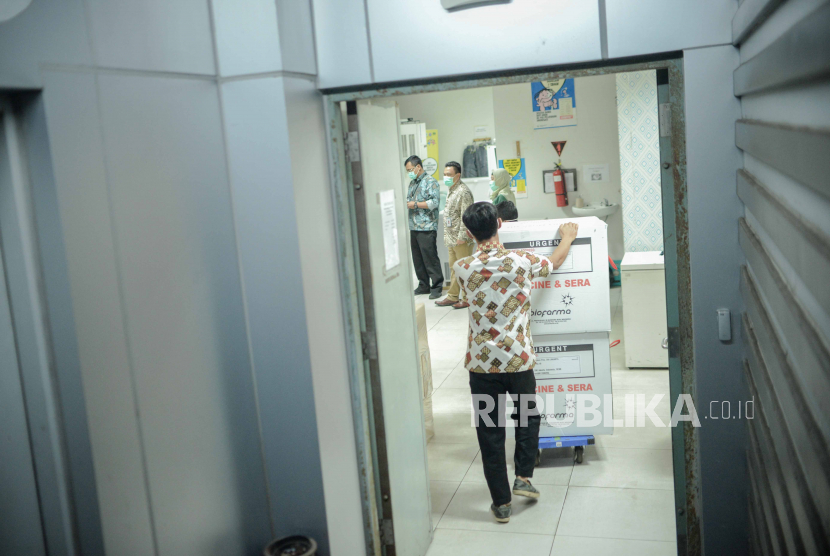 Petugas menurunkan vaksin Covid-19 Sinovac di Gedung Dinas Kesehatan DKI Jakarta, Kamis (7/1). DInas Kesehatan DKI Jakarta telah menerima sebanyak 78.400 vaksin Covid-19 Sinovac pada tahap pertama yang akan diprioritaskan untuk tenaga kesehatan. Republika/Thoudy Badai