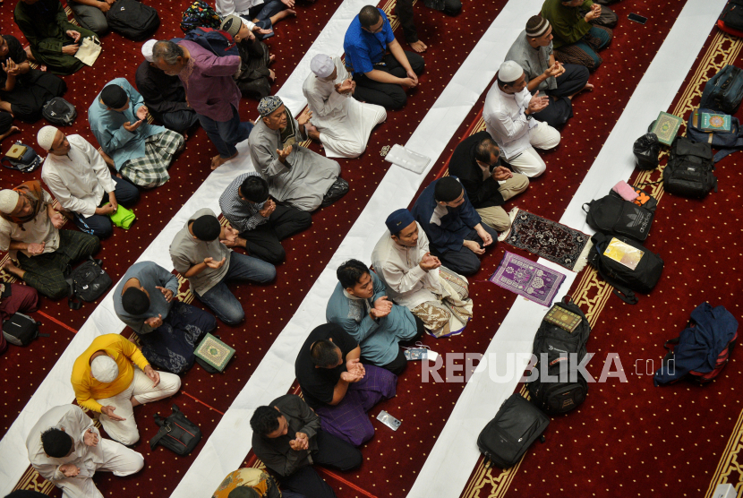 Umat muslim melaksanakan shlat Jumat di Masjid Istiqlal, Jakarta.