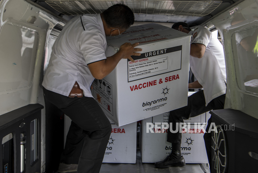 Petugas mengangkut vaksin COVID-19 ke dalam mobil untuk didistribusikan di gudang vaksin (cold room) milik Dinas Kesehatan Provinsi Sumatera Selatan di Palembang, Rabu (17/3). PT Bio Farma berusaha memastikan kualitas vaksin Covid-19 produksi AstraZeneca tetap terjaga selama proses distribusi. 