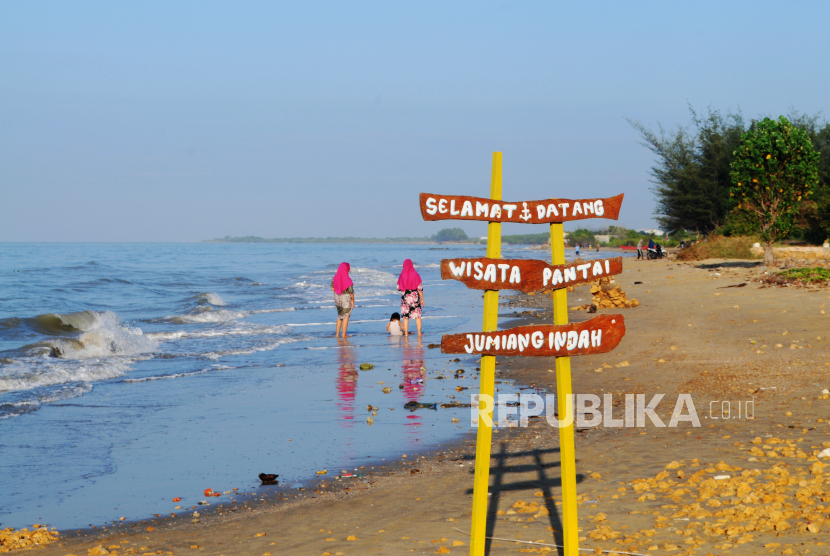 Warga mengunjungi Pantai Wisata Jumiang di Pamekasan, Jawa Timur, Senin (20/7/2020). Sektor pariwisata di Kabupaten Pamekasan mulai bangkit setelah sempat ditutup akibat pandemi COVID-19. ANTARA FOTO/Saiful Bahri/wsj.