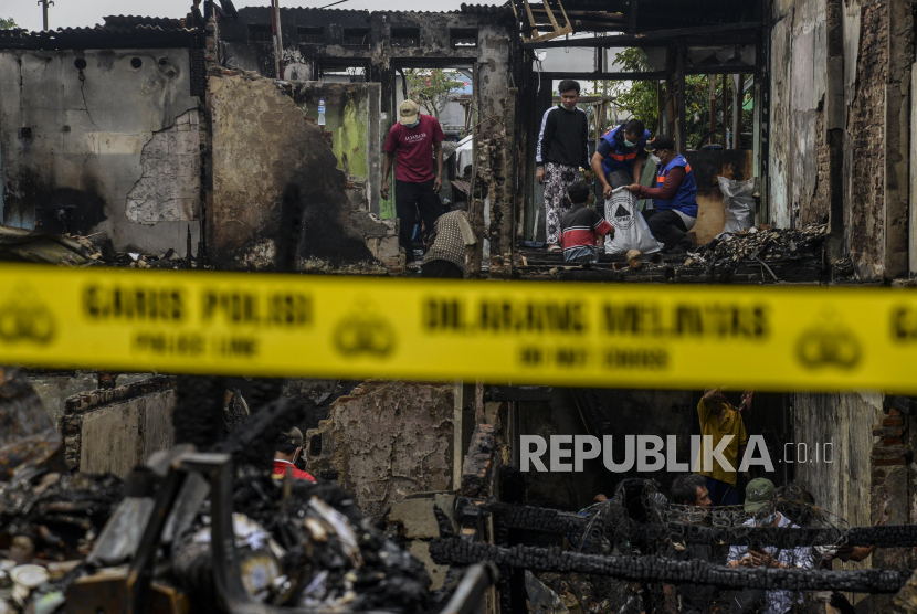 Sejumlah warga mencari barang berharga yang masih bisa diselamatkan pascakebakaran di kawasan Grogol Petamburan, Jakarta Barat, Selasa (10/8/2023).