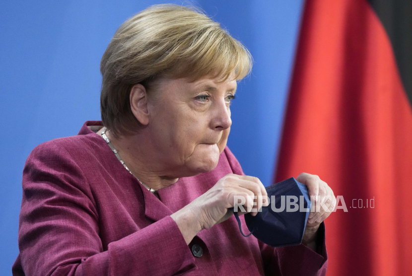 Kanselir Jerman Angela Merkel meninggalkan konferensi pers setelah KTT G7 virtual tentang Afghanistan di kanselir di Berlin, Jerman, Selasa, 24 Agustus 2021.