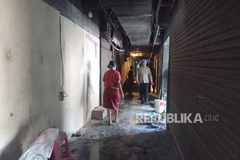 Lokasi kios yang kebakaran di area belakang gedung Pasar Kosambi, Kota Bandung, Jawa Barat, Senin (9/10/2023).