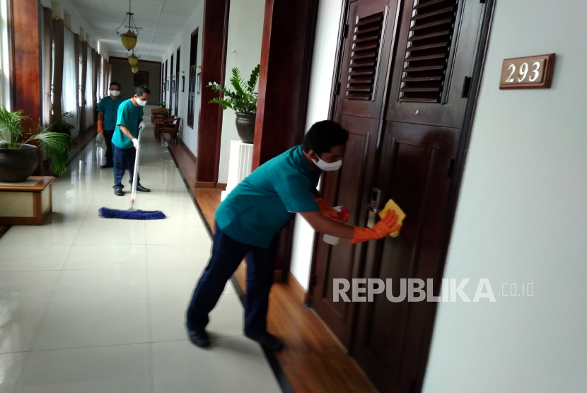 Petugas membersihkan ruangan di Hotel Grand Inna Malioboro,  Yogyakarta, Jumat (5/6). Menyambut era new normal pandemi virus corona, Hotel Grand Inna Malioboro menggunakan protokol kesehatan ketat