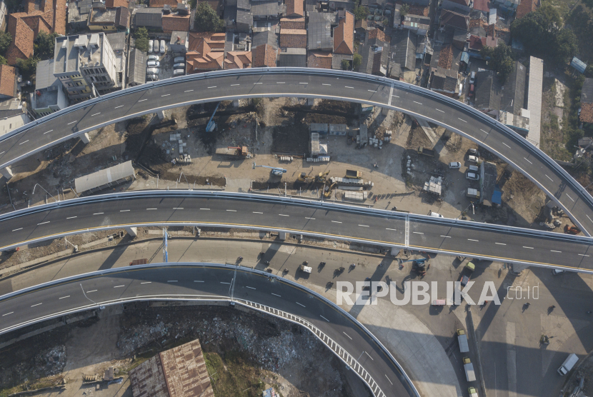 Foto udara pembangunan jalan Tol Layang dalam kota Kelapa Gading-Pulo Gebang di Cakung, Jakarta Timur, pada 26 Juli 2021 lalu. PLN siap memasok listrik untuk tol layang Kelapa Gading-Pulogebang.