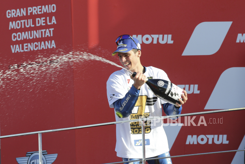  Juara Dunia 2020, pebalap Spanyol Joan Mir dari Tim SUZUKI ECSTAR merayakan selesainya balapan MotoGP pada Grand Prix Valencia di Sirkuit Ricardo Tormo di Valencia, Spanyol, Minggu, 15 November 2020.