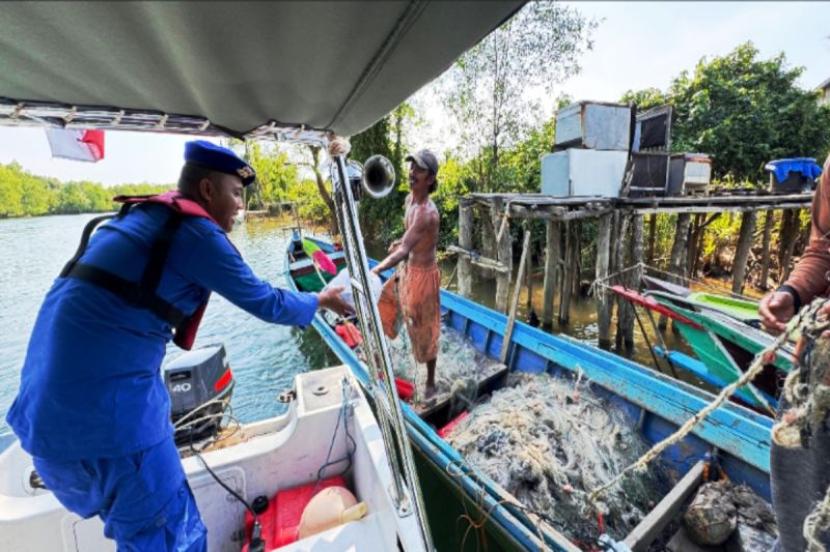 Satpolairud Tanah Laut Bagikan Sembako untuk Nelayan Pesisir