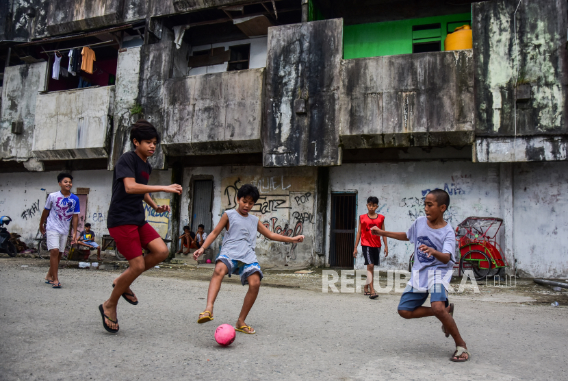 Sejumlah anak-anak bermain bola di lorong daerah Pantai Batu Merah, Kota Ambon, Maluku, bertepatan dengan peringatan Hari Anak Nasional, Jumat (23/7/2021). Presiden Joko Widodo pada peringatan Hari Anak Nasional 2021 menekankan agar anak-anak di Indonesia harus tetap terus bergembira meski banyak pembatasan aktivitas di tengah pandemi COVID-19. 