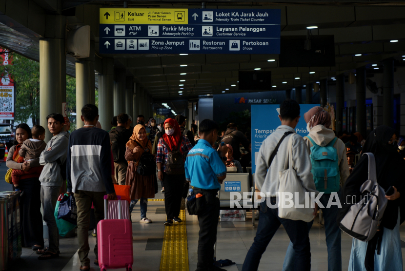 Calon penumpang memadati area Stasiun Pasar Senen, Jakarta, Kamis (21/12/2023). Jumlah penumpang kereta api di Stasiun Pasar Senen hari ini, Kamis 21 Desember mengalami peningkatan hingga 99 persen menjelang libur Natal dan Tahun baru 2024  mencapai 23.585 penumpang. Sementara, prediksi puncak mudik libur Natal dan Tahun Baru 2024 terjadi pada Sabtu 23 Desember dengan tingkat okupansi kereta api mencapai 100 persen atau 23.896 penumpang.