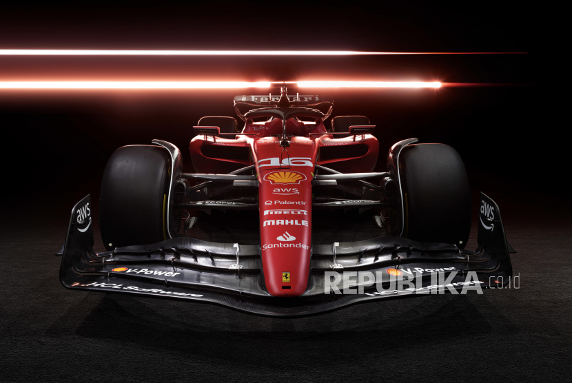  Foto selebaran yang disediakan oleh kantor pers Scuderia Ferrari menunjukkan mobil balap Formula Satu Ferrari SF-23 yang baru selama presentasinya di Maranello, Italia, Selasa (14/2/2023)