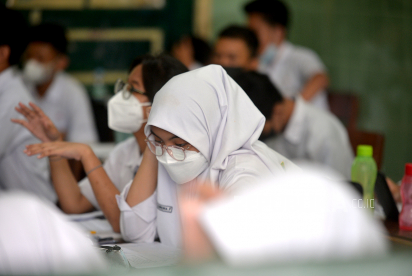 Siswa mengikuti pembelajaran tatap muka (PTM) di SMPN 2 Yogyakarta.