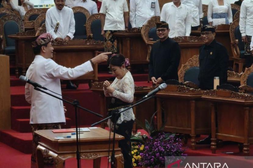 DPRD Bali Kukuhkan Komang Dyah Setuti sebagai Anggota PAW