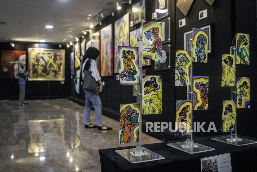 Pengunjung mengamati karya seni yang ditampilkan dalam pameran seni rupa bertajuk Creative Freedom to Heal the Nation (Artists Response to the Pandemic)  di Perpustakaan Nasional, Jakarta, Kamis (15/10/2020). Pameran yang diikuti oleh 60 peserta itu berlangsung hingga 21 Oktober 2020. 