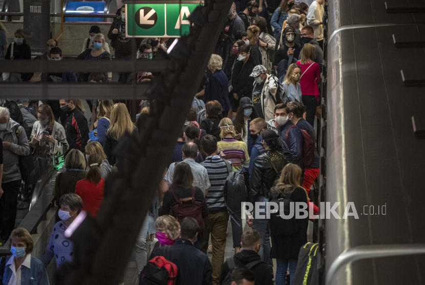 Sejumlah penumpang kereta berada di sebuah stasiun metro di Praha, Republik Ceko, Kamis (24/9). Republik Ceko memiliki rekor kenaikan COVID-19 dari minggu lalu. Peningkatan ini merupakan tertinggi kedua di Eropa setelah Spanyol.  EPA-EFE/MARTIN DIVISEK