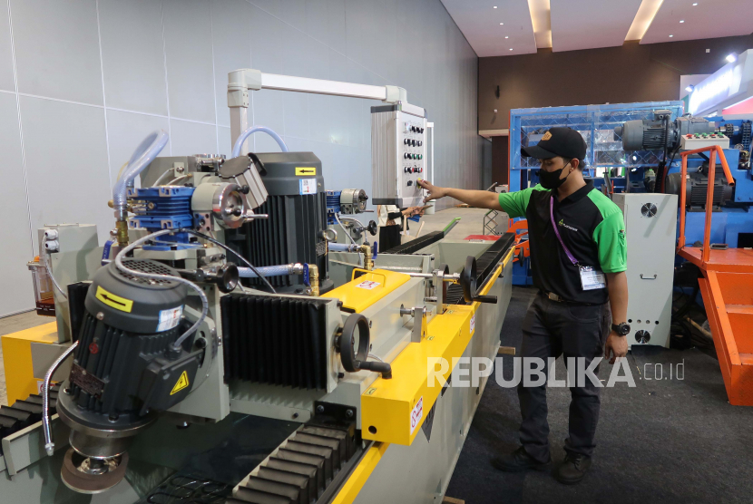 Seorang penjaga stand pameran sedang memeriksa alat pengolahan kayu pada acara pameran IFMAC dan WOODMAC 2022 di JIExpo Kemayoran, Jakarta, Kamis (22/9/2022). Purchasing Managers' Index (PMI) manufaktur Indonesia di posisi 51,9 pada Maret 2023.