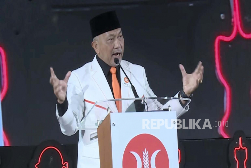 Presiden Partai Keadilan Sejahtera (PKS), Ahmad Syaikhu menyampaikan pidato politiknya dalam rapat kerja nasional (Rakernas) PKS di Hotel Sultan, Jakarta, Sabtu (25/2) malam.
