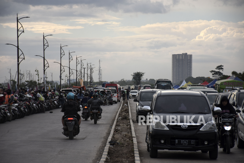 Sejumlah kendaraan terjebak kemacetan saat menuju kawasan Masjid Raya Al Jabbar di Jalan Cimincrang, Gedebage, Kota Bandung. Gubernur Jabar Ridwan Kamil mengimbau warga ke Masjid Al Jabbar via Gedebage Selatan.