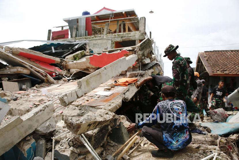 TNI dan SAR mencari korban di rumah yang roboh pasca gempa bermagnitudo 5,6, di Cianjur, Indonesia, 22 November 2022. 