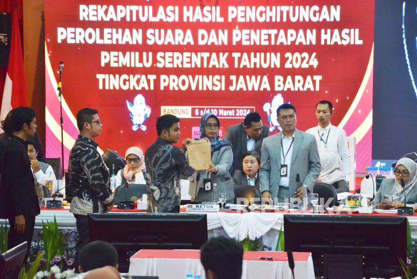 Rapat Pleno Terbuka Rekapitulasi Hasil Perhitungan Perolehan Suara dan Penetapan Hasil Pemilu Serentak Tahun 2024 Tingkat Provinsi Jawa Barat (Jabar), di Aula KPU Jawa Barat