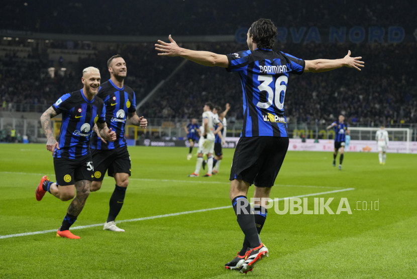 Matteo Darmian dari Inter Milan (kanan) melakukan selebrasi usai mencetak gol ke gawang Atalanta pada pertandingan sepak bola Serie A antara Inter Milan dan Atalanta di Stadion San Siro, di Milan, Italia, Kamis (29/2/2024) dini hari WIB. 