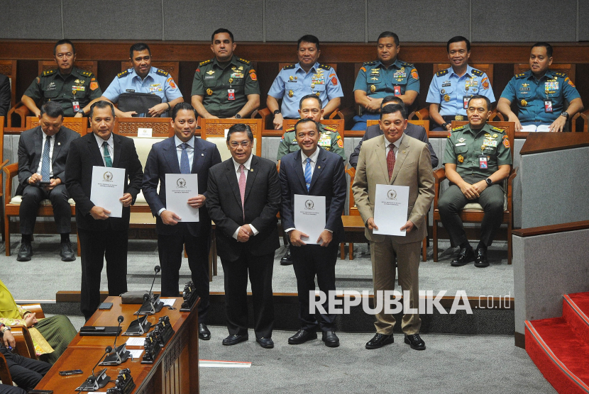 Ketua Komisi I DPR Utut Adianto bersama Menhan Sjafrie Sjamsoeddin dan Mensesneg Prasetyo Hadi usai pengesahan RUU TNI Kompleks Parlemen, Senayan, Jakarta Pusat, Kamis (20/3/2025).