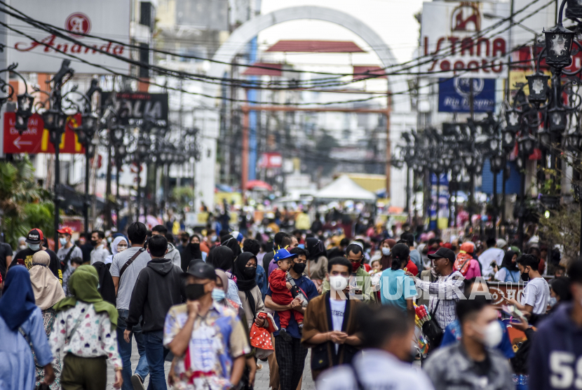 Sejumlah warga beraktivitas di pusat perbelanjaan di Jalan Dalem Kaum, Kota Bandung, Senin (3/5). Komite Stabilitas Sistem Keuangan (KSSK) memastikan kondisi ekonomi dan keuangan Indonesia normal pada kuartal satu tahun ini. 