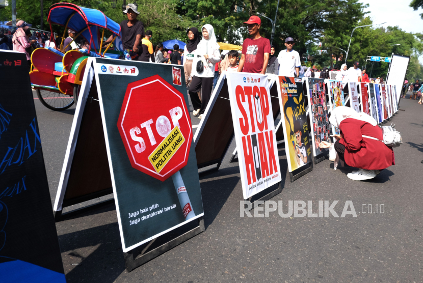 Warga mengamati poster kampanye pengawasan Pemilihan Kepala Daerah (Pilkada) 2024 di Solo, Jawa Tengah, Ahad (3/11/2024). Pameran yang mengangkat pesan anti hoax dan stop money politic tersebut digelar Bawaslu Solo sebagai sosialisasi persuasif untuk mengajak masyarakat peduli dalam pengawasan Pilkada agar jujur, adil dan transparan. 