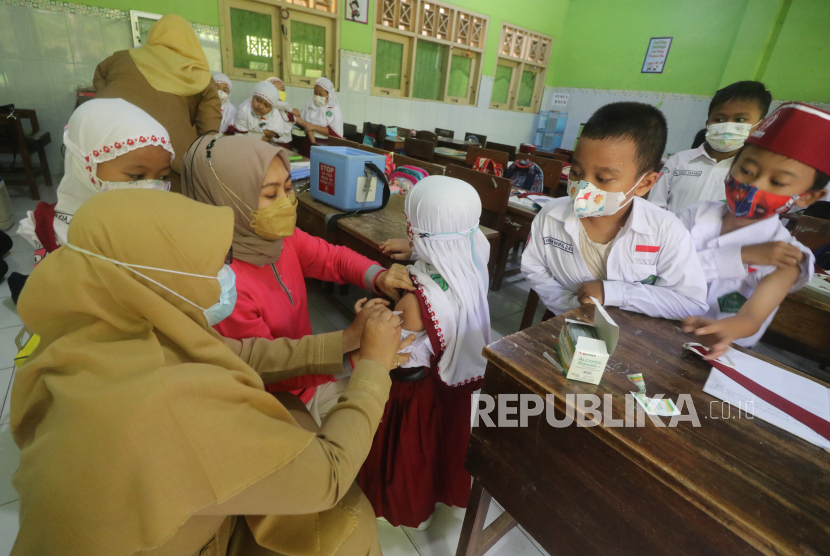 Petugas kesehatan menyuntikkan vaksin Difteri Tetanus (DT) kepada murid kelas satu saat bulan imunisasi anak sekolah (BIAS).
