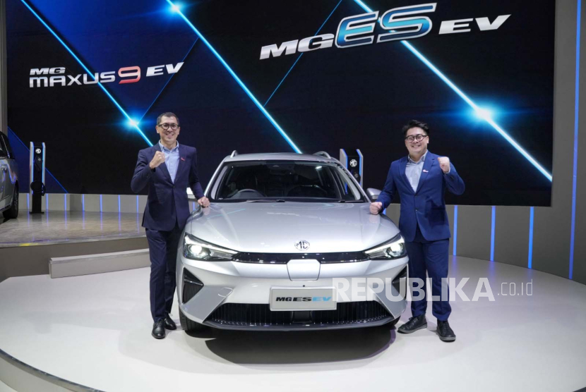 MG Motor Indonesia memperkenalkan kendaraan listrik MG ES EV di acara Indonesia International Motor Show (IIMS) 2024 di JIExpo Kemayoran, Jakarta, Kamis (15/2/2024). 
